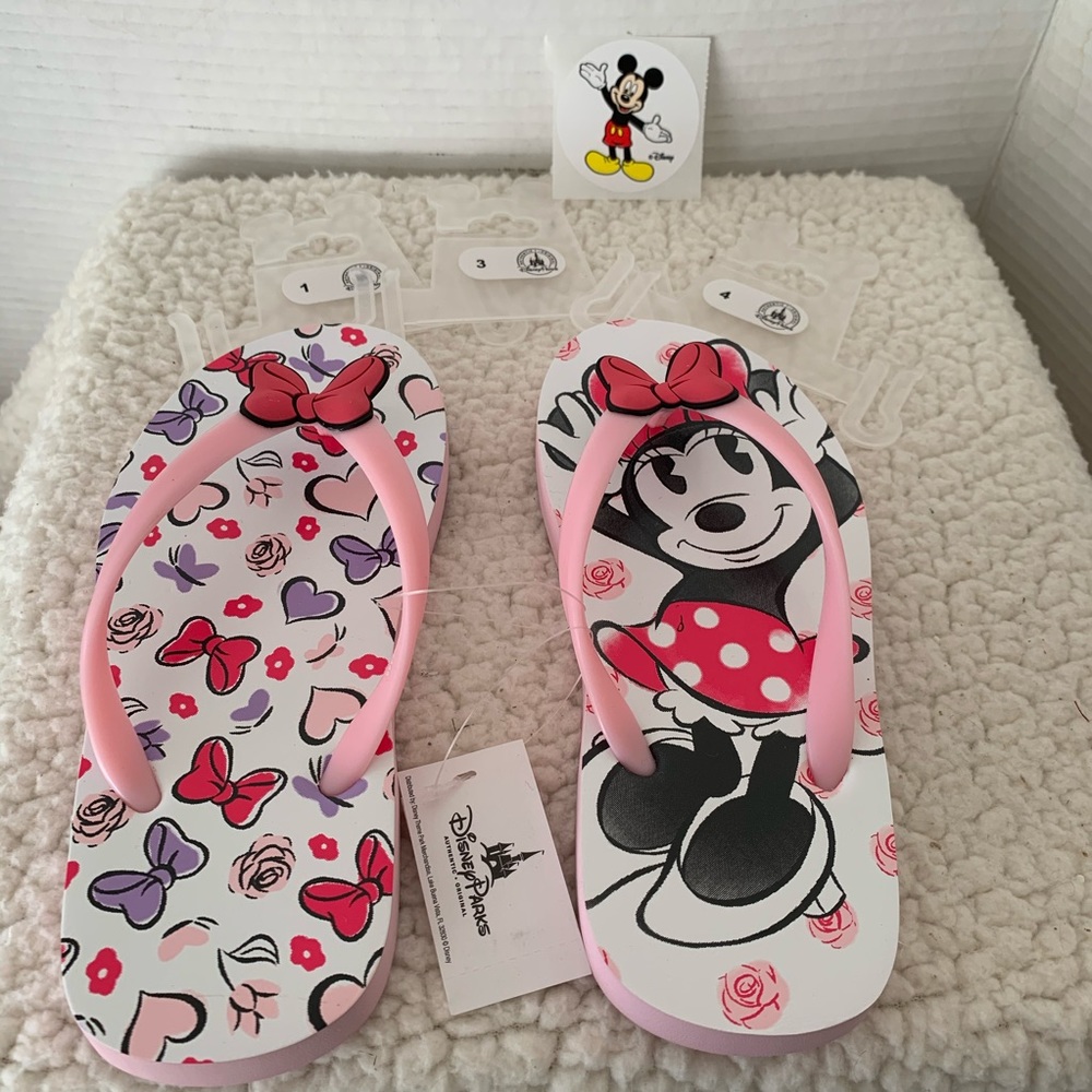Disney Minnie Mouse pink flip flops with bow